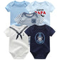 Cinq combinaisons pour bébé aux couleurs bleu, bleu clair, blanc et bleu marine, présentant divers thèmes nautiques, notamment des ancres, des rayures et le texte « Super Papa ». Ce Pack de 5 Bodies Bébé Coton Doux de BABY PREMA se décline en tailles de 0 à 24 mois.