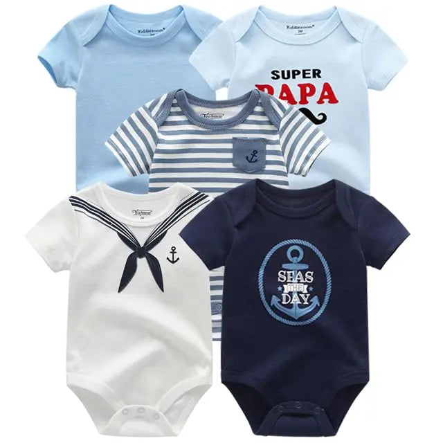 Cinq combinaisons pour bébé aux couleurs bleu, bleu clair, blanc et bleu marine, présentant divers thèmes nautiques, notamment des ancres, des rayures et le texte « Super Papa ». Ce Pack de 5 Bodies Bébé Coton Doux de BABY PREMA se décline en tailles de 0 à 24 mois.