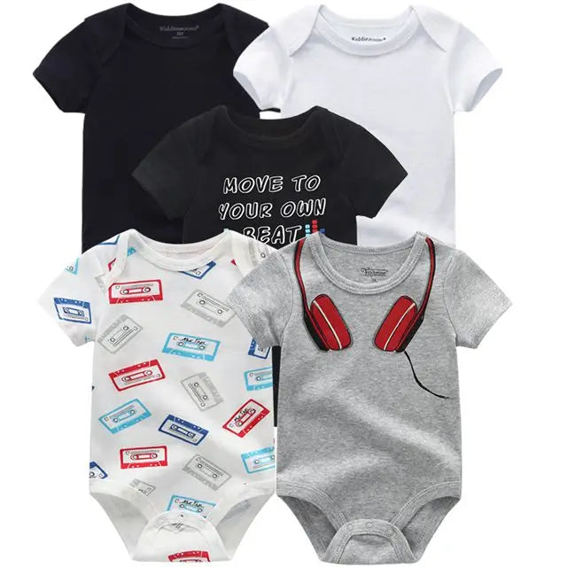 Cinq grenouillères pour bébé, en coton doux, présentant différents motifs : noir, blanc, noir avec texte, blanc avec cassettes colorées et gris avec un graphisme d'écouteurs rouge. Disponible dans les tailles de 0 à 24 mois. Présentation du Pack de 5 Bodies Bébé Coton Doux de BABY PREMA.