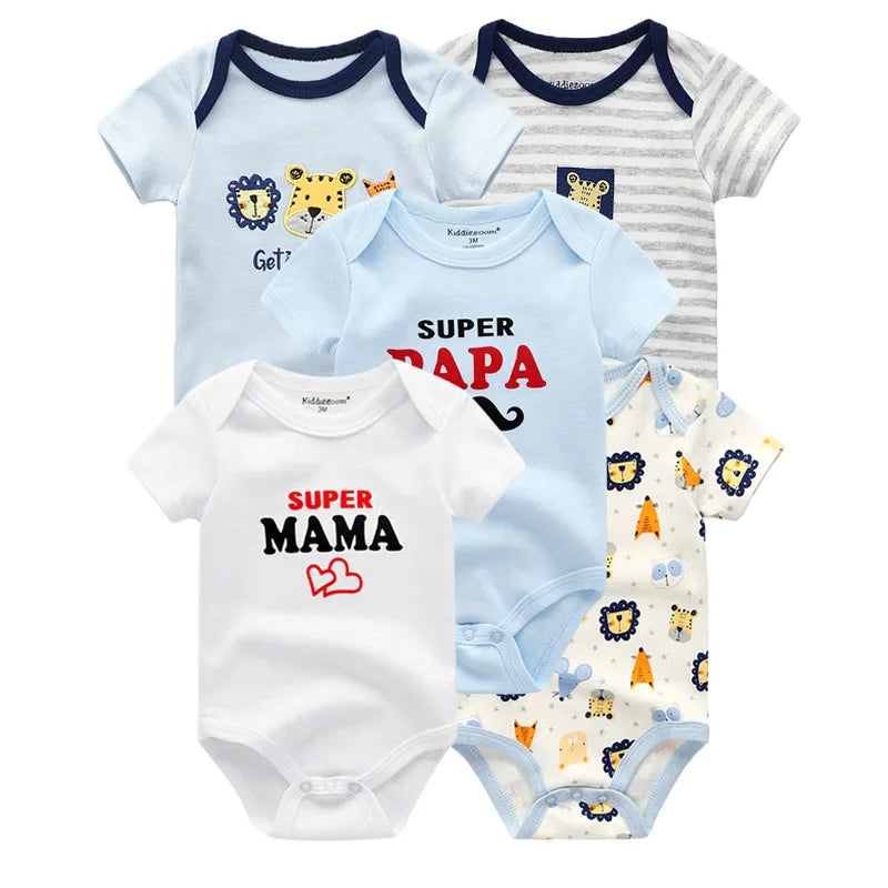 Five BABY PREMA Pack de 5 Bodies | Coton Doux Bébé disposé en éventail. Ils présentent différents motifs et couleurs, notamment des imprimés d'animaux et les phrases « Super Mama » et « Super Papa » sur deux d'entre eux. Parfait comme cadeau pour les nouveaux parents pour commencer la garde-robe de bébé de leur tout-petit.