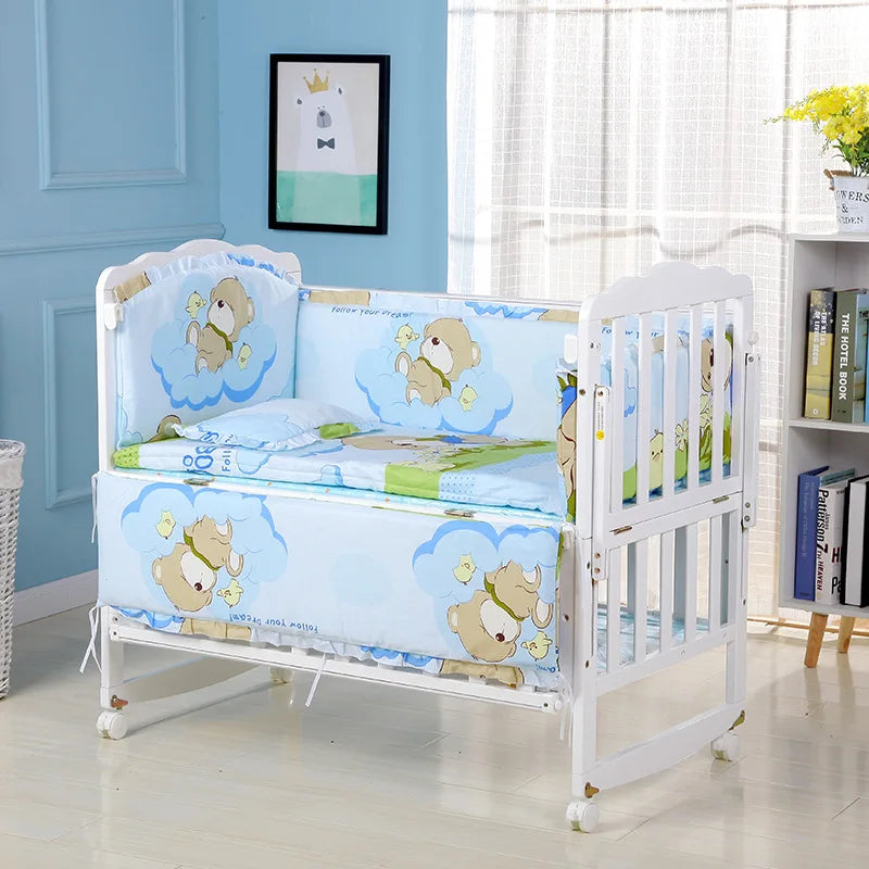 Un BABY PREMA Ensemble 5 Pièces Literie Bébé en Coton douillet et coloré avec un joli motif de mouton dans une chambre de bébé bien éclairée, parfait pour le dodo de votre enfant.