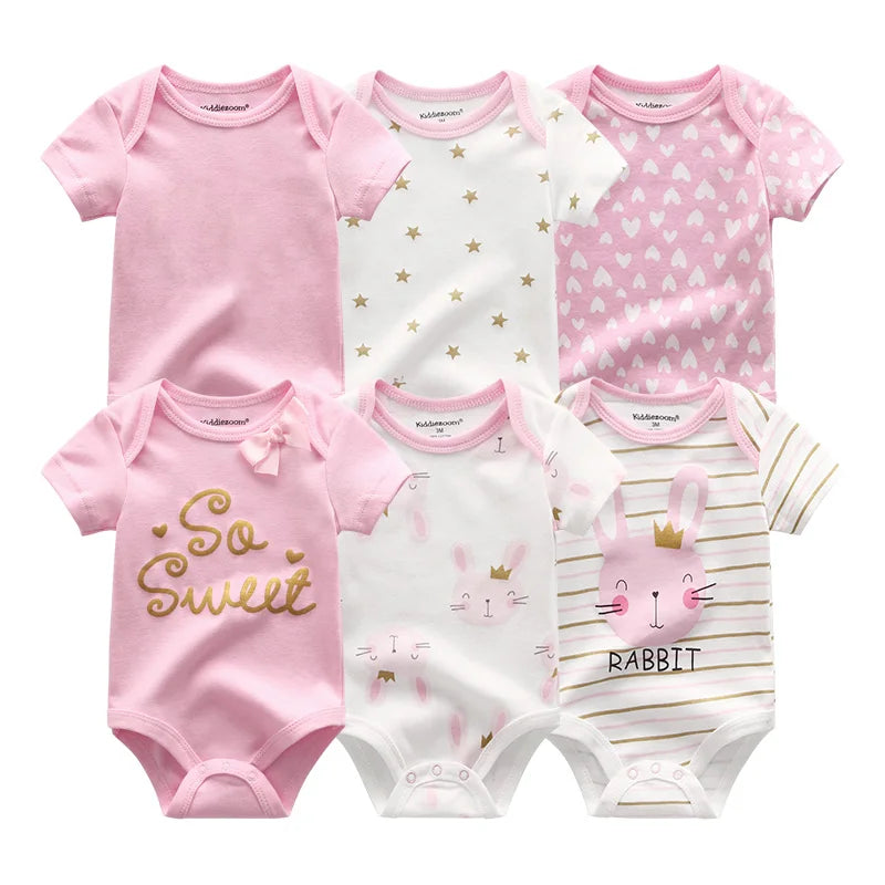 Six Lot Body Bébé 6 Pièces en Coton de BABY PREMA à manches longues sont disposés en deux rangées. Les motifs incluent différentes nuances de rose, avec des étoiles, des cœurs, des lapins et le texte « So Sweet » en lettres dorées. Chaque Lot Body Bébé 6 Pièces en Coton possède également un col rond pour plus de confort.