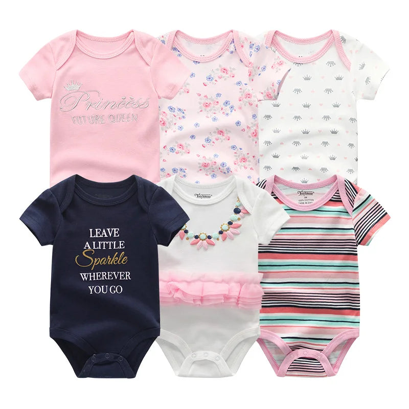 Six combinaisons assorties pour bébé sont présentées, comprenant le Lot Body Bébé 6 Pièces en Coton de BABY PREMA avec des imprimés floraux, des rayures et des couleurs unies avec du texte et des embellissements. Conçues avec un col rond et des manches longues, ces combinaisons assurent confort et style à votre tout-petit.