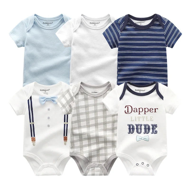 Un lot de six grenouillères pour bébé dans différents motifs : bleu uni, blanc uni, rayures bleues, blanc avec bretelles, carreaux gris et blanc avec le texte « Dapper Little Dude ». Ce confortable Lot de 6 Pièces Body Coton Bébé de BABY PREMA est parfait pour la garde-robe de votre tout-petit.