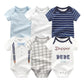 Ce Lot de 6 Pièces Body Coton Bébé de BABY PREMA comprend six adorables bodys pour bébé de différents motifs et couleurs : bleu uni, blanc uni, bleu rayé, fausses bretelles, motif à carreaux et un avec un slogan « Dapper Little Dude ». Fabriqué à partir de matériaux doux et respirants pour le confort de votre tout-petit.