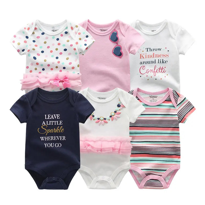 Six grenouillères pour bébés sont exposées. Ce lot de 6 pièces Body Coton Bébé de BABY PREMA varie en termes de design, y compris des pois, des rayures et des couleurs unies avec des textes tels que « Jetez de la gentillesse comme des confettis » et « Laissez un peu d'éclat partout où vous allez ». Ces bodys bébé en coton assurent un confort tout en douceur à votre tout-petit.