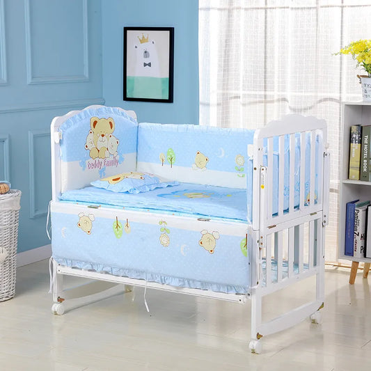 Un berceau confortable avec une literie bleue présentant de jolis motifs d'animaux dans une chambre de bébé pour un enfant prématuré BABY PREMA Ensemble 5 Pièces Literie Bébé en Coton.