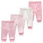 Une collection de vêtements pour bébé comprenant un Kit Ensemble Body Pantalons Bébé disposés en rangée. De gauche à droite : rose clair à rayures horizontales blanches, rose clair à fines rayures blanches, blanc à petits imprimés coeurs roses et rose clair uni. Tous les pantalons sont fabriqués en coton doux et respirant avec des ceintures élastiques et des chevilles. Par BÉBÉ PREMA.