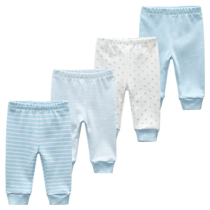 Un lot de quatre leggings bébé, chacun avec un motif différent. De gauche à droite : bleu avec des rayures blanches, fines rayures bleues et blanches, blanc avec de petites étoiles bleues et bleu clair uni. Fabriqués en coton doux et respirant, tous les leggings ont une taille élastique et des chevilles resserrées. Il s'agit du Kit Ensemble Body Pantalons Bébé de BABY PREMA.