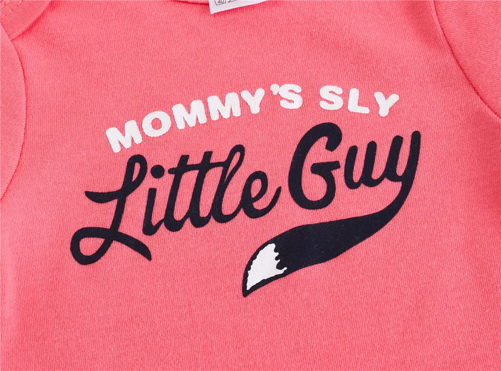 Gros plan sur un BABY PREMA Lot de 6 Bodys Bébé en Coton | Dès la Naissance avec le texte « Mommy's Sly Little Guy », un graphisme de queue et une fermeture à bouton-pression pour un changement facile.