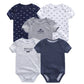 Cinq bodys pour bébé aux motifs variés : bleu foncé avec poisson, gris clair avec texte « Handsome Like Daddy », blanc avec jumelles, blanc avec texte et voiture et bleu avec rayures blanches. Parfait comme cadeau pour les nouveaux parents, le Pack de 5 Bodies | Les Coton Doux Bébé de BABY PREMA sont indispensables à toute garde-robe de bébé.