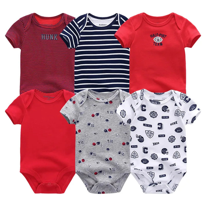 Six grenouillères pour bébés sont exposées. Ces vêtements pour bébé comprennent des options comme des rayures rouges, bleu marine, grises avec de petits imprimés, des rayures rouges avec le texte « HUNK », du bleu marine avec le texte « HALF-PINT TEAM » et du blanc avec divers petits logos. Chaque Lot de 6 Pièces Body Coton Bébé de BABY PREMA est fabriqué à partir de coton doux pour un confort ultime.