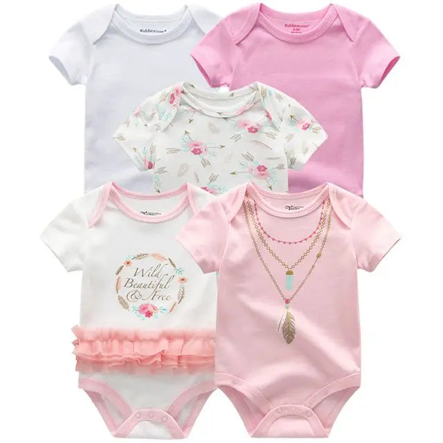 Cinq grenouillères pour bébé dans différents modèles, dont du blanc et du rose unis, des motifs floraux et des imprimés décoratifs avec des phrases, affichés côte à côte. Cet adorable Pack de 5 Bodys | Coton Doux Bébé de BABY PREMA est un cadeau parfait pour les nouveaux parents.