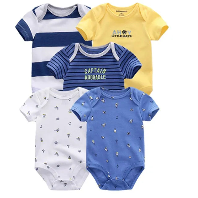 Cinq grenouillères pour bébés exposées en groupe. Ils comprennent un imprimé jaune « Ahoy Little Mate », un imprimé bleu foncé « Captain Adorable », un bleu avec de petits imprimés, un blanc avec de petits imprimés et un rayé bleu et blanc. Ce Pack de 5 Bodies Bébé Coton Doux de BABY PREMA se décline en tailles de 0 à 24 mois pour votre petit marin.