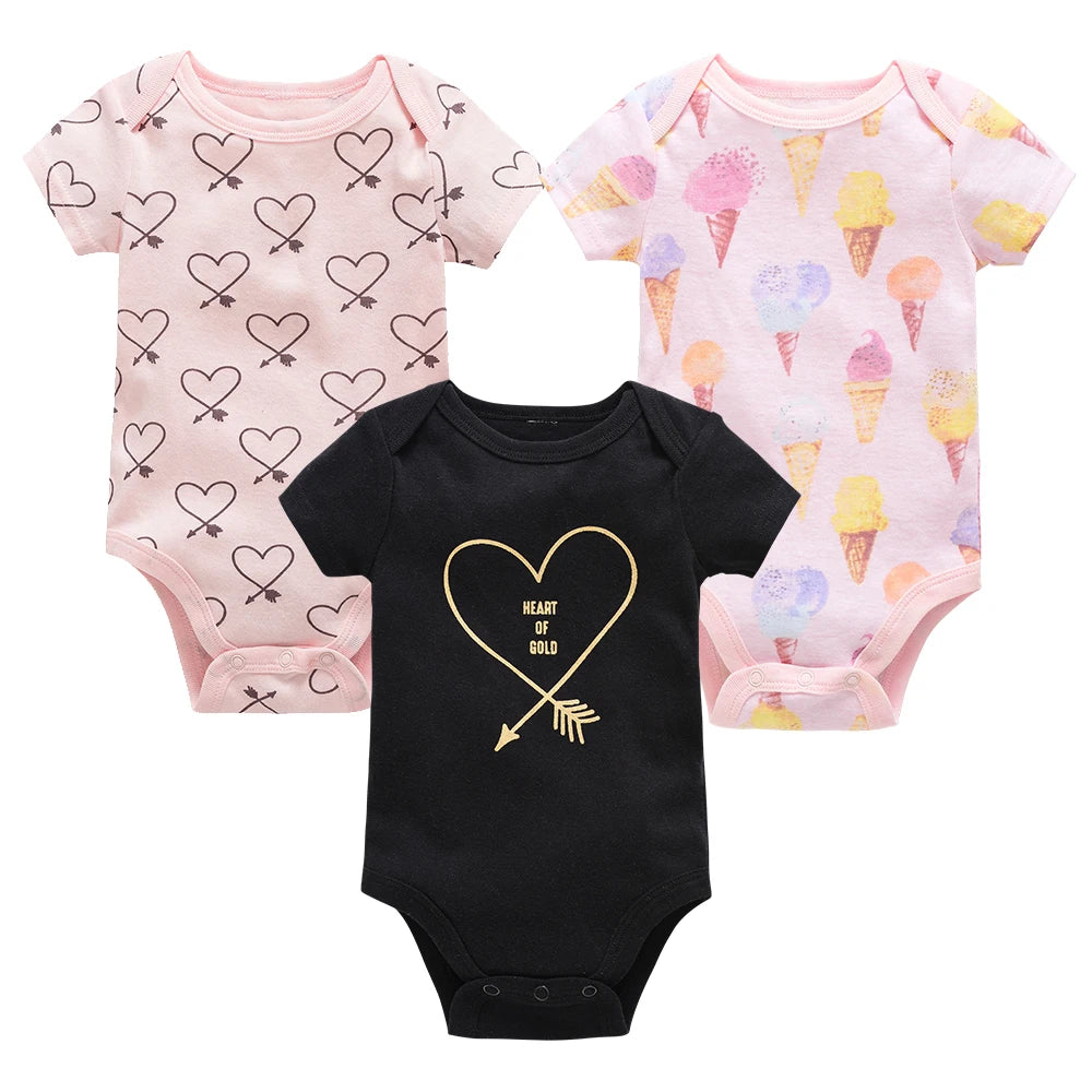 Three Lot de 6 Bodys Bébé en Coton | Dès la Naissance pour bébé : un rose avec des coeurs noirs, un noir avec un graphisme "Heart of Gold" et un rose avec des illustrations de glaces. Chacun est confectionné en coton doux et respirant et comporte une fermeture à bouton-pression pour un changement facile. Nom de marque: BÉBÉ PREMA.