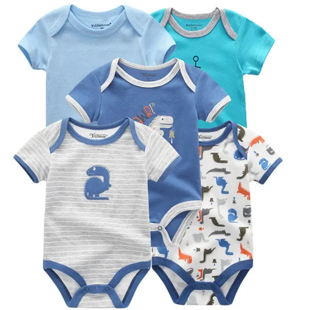 Cinq bodys pour bébé dans différentes nuances de bleu et de gris, présentant différents motifs et motifs tels que des dinosaures et des rayures. Ces Lot 5 Bodys Coton | Les Imprimés Manches Courtes de BABY PREMA sont livrés avec des manches courtes et des boutons-pression pour un changement facile.