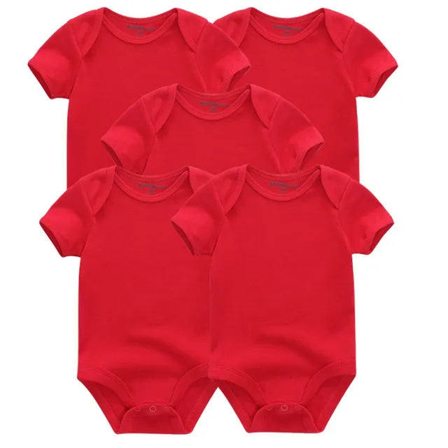 Cinq grenouillères rouges à manches courtes disposées en forme triangulaire sur fond blanc, parfaites pour toute garde-robe de bébé. Voici le Pack de 5 Bodies | Coton Doux Bébé de BABY PREMA.