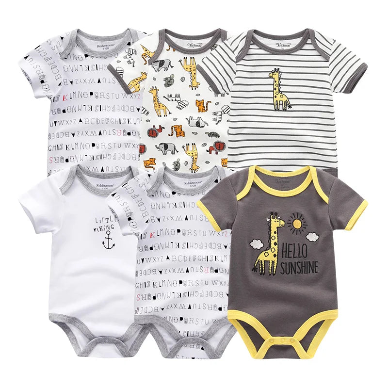 Six combinaisons pour bébé fabriquées à partir de bodys doux en coton, présentant divers motifs comme un alphabet imprimé, des girafes, des rayures, des ancres et un slogan « Hello Sunshine ». Ces courts métrages à manches courtes sont disponibles dans des couleurs à prédominance blanche, grise et jaune. Des vêtements de bébé parfaits pour votre tout-petit ! Présentation du Lot de 6 Pièces Body Coton Bébé de BABY PREMA.