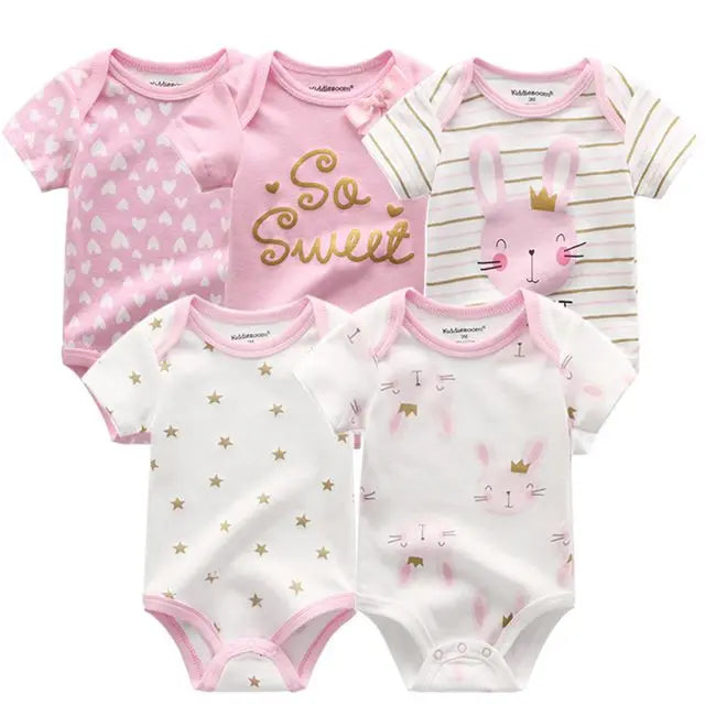 Cinq grenouillères pour bébé en rose et blanc. Les motifs comprennent des cœurs, le texte « So Sweet », un visage de lapin avec une couronne, des étoiles dorées et un visage de lapin avec des motifs abstraits. Ce Pack douillet de 5 Bodys | Coton Doux Bébé de BABY PREMA est un complément idéal à toute garde-robe de bébé et constitue un cadeau parfait pour les nouveaux parents.