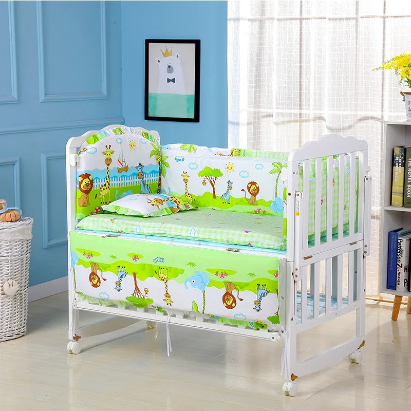 Une chambre de bébé joyeuse et colorée comprenant un berceau blanc BABY PREMA avec un vibrant Ensemble 5 Pièces Literie Bébé en Coton orné d'animaux et d'arbres de dessins animés, conçu pour un bébé prématuré, poids léger, flanqué d'un