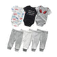 Un ravissant Kit Ensemble Body Pantalons Bébé de BABY PREMA qui comprend trois combinaisons à manches courtes aux imprimés vibrants et trois pantalons aux motifs élégants : gris, blanc avec petites étoiles et rayures grises. Fabriqués en coton doux et respirant, les combinaisons présentent des motifs comme des cassettes, un slogan « Move to Your Own Beat » et des écouteurs rouges.