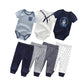 Un Kit Ensemble Body Pantalons Bébé de BABY PREMA est présenté, comprenant trois combinaisons en bleu marine, blanc et blanc avec des rayures bleu marine, chacune ornée de thèmes nautiques comme des ancres. De plus, il existe quatre pantalons en bleu marine, bleu marine à rayures blanches et blanc avec de petits motifs nautiques.