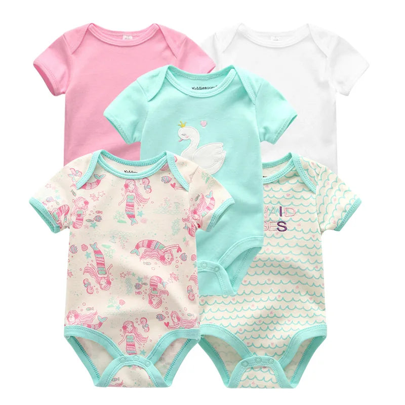 Cinq combinaisons pour bébé disposées en forme d'éventail présentent de superbes motifs, notamment du rose uni, du blanc, un motif de cygne sur bleu sarcelle et des imprimés de sirène sur beige et bleu sarcelle. Ces Lot 5 Bodys Coton | Les Imprimés Manches Courtes de BABY PREMA sont parfaits pour la garde-robe de votre tout-petit.