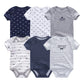 Six grenouillères pour bébé de différentes couleurs et motifs, dont du bleu marine, du blanc avec des imprimés noirs, du gris et des rayures. Chaque Lot de 6 Pièces Body Coton Bébé de BABY PREMA présente différents motifs textuels ou graphiques, faisant de cet ensemble de vêtements pour bébé un délicieux ajout à la garde-robe de tout nouveau-né.