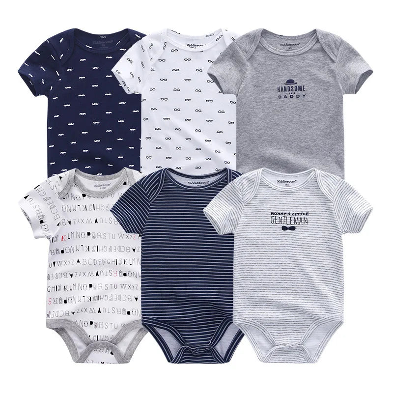 Six combinaisons pour bébé de différents motifs et couleurs, dont bleu marine, blanc et gris. Ce Lot Body Bébé 6 Pièces en Coton de BABY PREMA présente un col rond et des manches longues. Les motifs incluent des voitures, des lunettes, des rayures, des lettres et des textes charmants comme « Handsome Like Daddy » et « Mommy's Little Gentleman ».