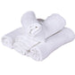 Une pile de serviettes blanches BABY PREMA soigneusement roulées sur fond uni, prêtes pour le dodo de bébé.