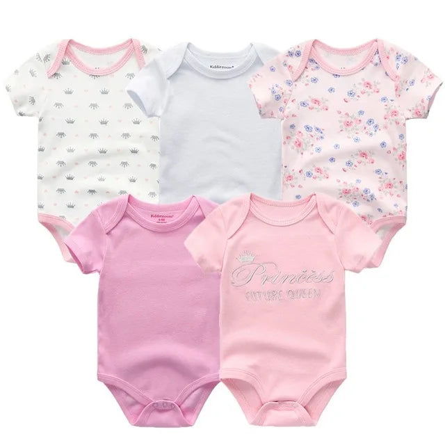 Cinq grenouillères pour bébé sont soigneusement disposées. De gauche à droite, les motifs incluent : des abeilles grises, du blanc uni, des fleurs roses, du rose uni et le texte « Princess City Her Queen » sur fond rose clair. Ce Pack de 5 Bodies Bébé Coton Doux de BABY PREMA se décline en tailles de 0 à 24 mois pour le confort et le style de votre tout-petit.