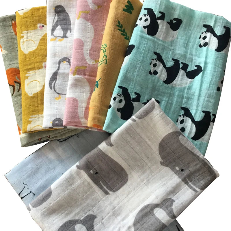 Une collection de Lange Bébé en Coton et Fibre de Bambou avec de jolis imprimés d'animaux, notamment des pandas, des baleines, des pingouins et des dodos, dans des couleurs pastel douces par BABY PREMA.