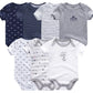 Six grenouillères BABY PREMA Lot de 6 Pièces Body Coton Bébé de différents motifs et couleurs, dont le bleu, le gris et le blanc, avec différents imprimés et motifs de texte affichés sur deux rangées. Chaque body manches courtes est confectionné en coton doux pour un confort maximal.