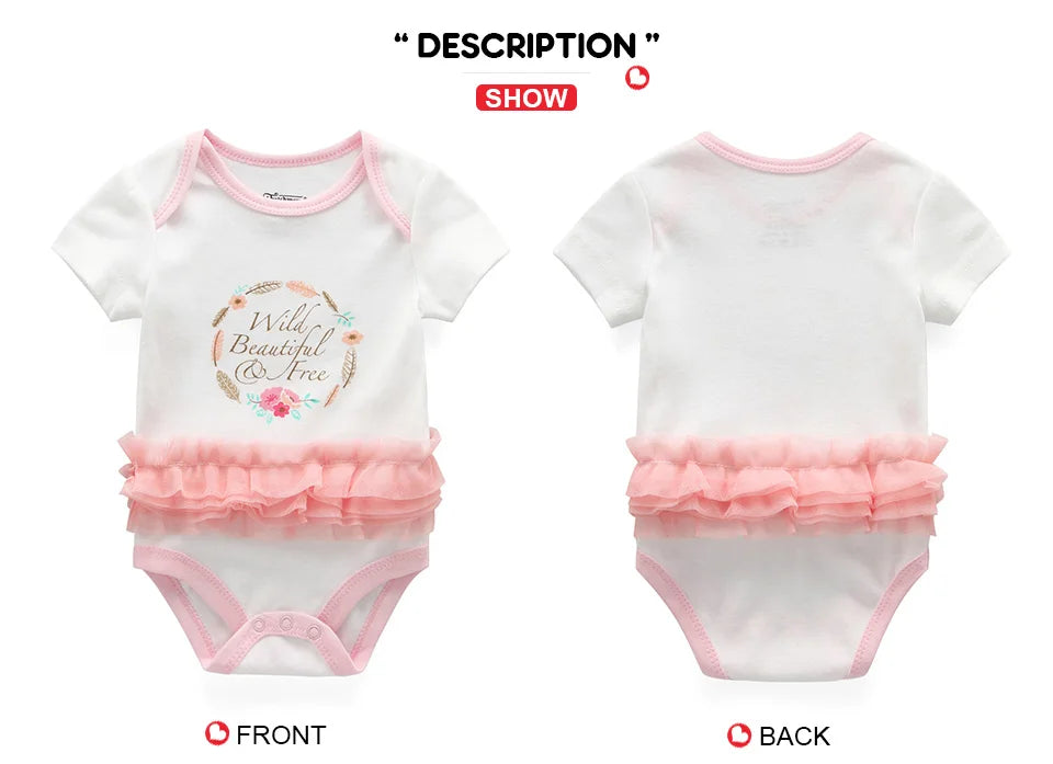 Vues avant et arrière d'une combinaison blanche pour bébé avec bordure et volants roses. Le devant présente un motif floral circulaire avec le texte « Wild, Beautiful & Free ». Cette charmante pièce fait partie de notre BABY PREMA Lot de 6 Pièces Body Coton Bébé, fabriqué à partir de bodys bébé en coton doux pour les peaux délicates.