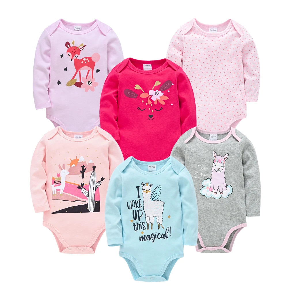 Une collection colorée de six bodys pour bébés BABY-PREMA avec de jolis motifs d'animaux et fantaisistes, avec une variété de longueurs de manches et des phrases ludiques, conçus pour les enfants prématurés avec un tissu poids léger.