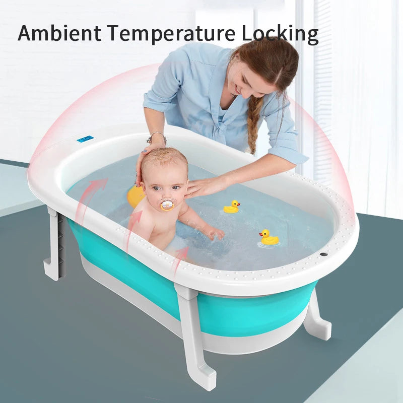 Un soignant baignant un bébé dans une Baignoire portable BABY PREMA pliable en silicone pour bébé avec fonctions de contrôle de la température ; le bébé profite paisiblement de l'heure du bain avec des canards en caoutchouc flottants. Ce processus, mettant en valeur les accessoires bébé essentiels pour l'hygiène.