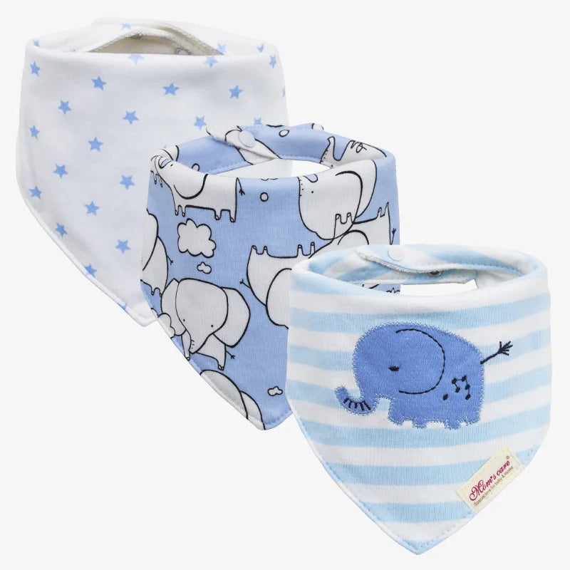 Trois adorables bavoirs pour bébé disposés en rangée. Le premier est blanc avec des étoiles bleues, le deuxième bleu clair avec un motif d'éléphants et le troisième présente des rayures blanches et bleues avec un éléphant brodé. Ces Lot de 3 pièces Bavoirs Bébé de BABY-PREMA, en coton de haute qualité, se ferment tous par des boutons pression.