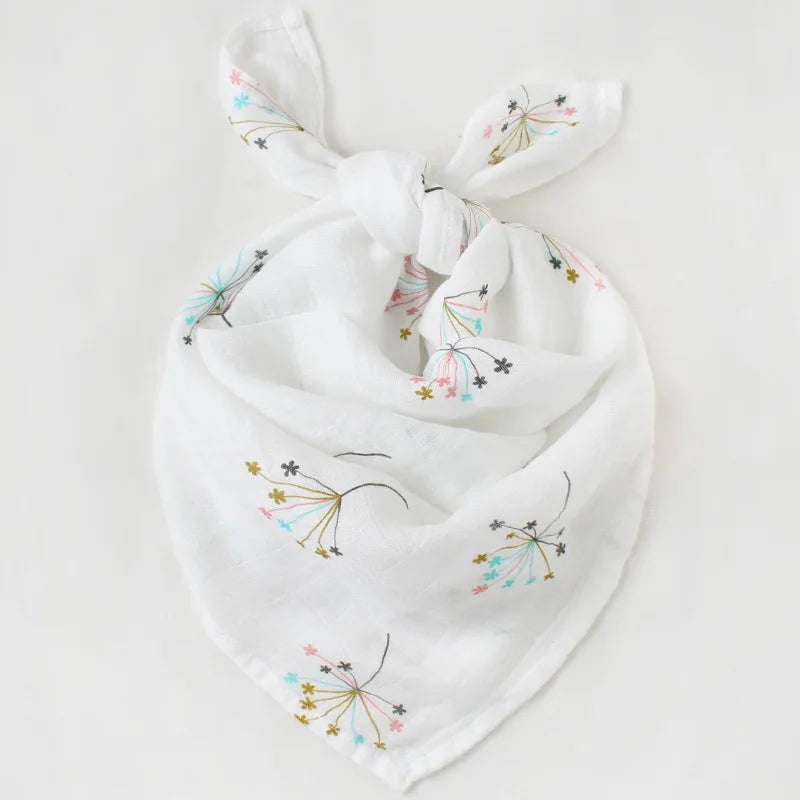 Un bandana blanc à motif floral noué, affiché sur fond uni, adapté à BABY PREMA.