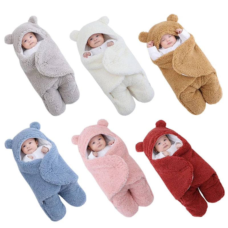 Six adorables bébés blottis dans des sacs à banderoles confortables à oreilles d'ours Couverture Bébé Doux dans une variété de couleurs douces, équipés des accessoires d'hygiène essentiels pour bébé de BABY-PREMA.