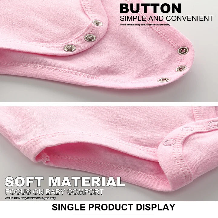 Vue rapprochée d'une combinaison rose pour bébé avec boutons-pression et détails de couture. Le texte se lit comme suit : « BOUTON SIMPLE ET PRATIQUE » et « MATÉRIAU DOUX FOCUS SUR L'AFFICHAGE UNIQUE DU CONFORT DU BÉBÉ ». Parfait pour ceux qui recherchent des vêtements bébé, notamment Lot 5 Bodys Coton | Imprimés Manches Courtes de BABY PREMA.