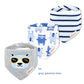 Ensemble de trois bandanas pour bébé BABY-PREMA : un gris avec un visage d'ours portant des lunettes de soleil, un blanc avec des ours bleus et certains avec des pois bleus pour les yeux, et un avec des rayures horizontales bleu marine et blanches. Ces Lot de 3 pièces Bavoirs Bébé sont fabriqués à partir de coton de haute qualité. "59 ours à lunettes grises" est tapé en dessous.