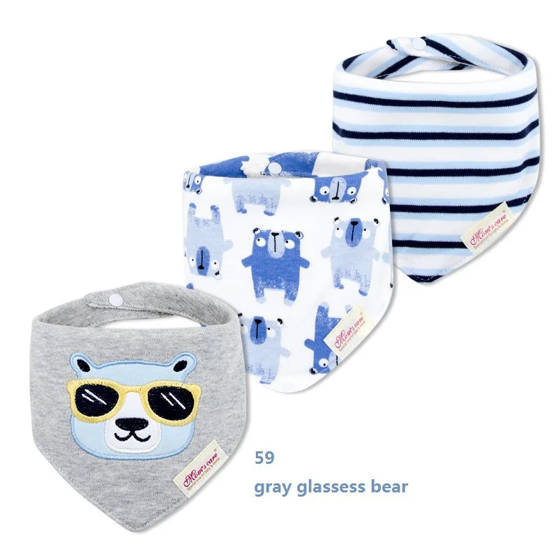 Ensemble de trois bandanas pour bébé BABY-PREMA : un gris avec un visage d'ours portant des lunettes de soleil, un blanc avec des ours bleus et certains avec des pois bleus pour les yeux, et un avec des rayures horizontales bleu marine et blanches. Ces Lot de 3 pièces Bavoirs Bébé sont fabriqués à partir de coton de haute qualité. "59 ours à lunettes grises" est tapé en dessous.