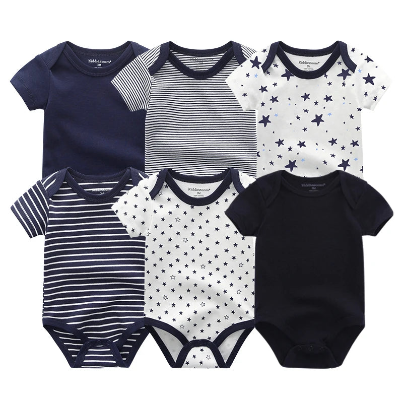 Six bodys bébé aux motifs variés : bleu marine uni, bleu marine à rayures blanches, blanc à rayures bleu marine, blanc à étoiles bleu marine et noir uni. Le Lot de 6 Pièces Body Coton Bébé de BABY PREMA sont des vêtements parfaits pour bébé fabriqués à partir de bodys en coton pour un confort ultime.