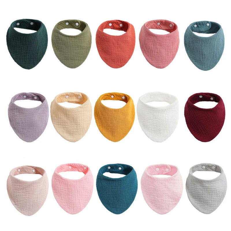 Une gamme colorée de douze Bavoir 100% Coton pour Bébés de couleurs différentes présentés dans une grille, présentant une variété de choix d'hygiène bébé pour les nourrissons et les tout-petits par BABY PREMA.