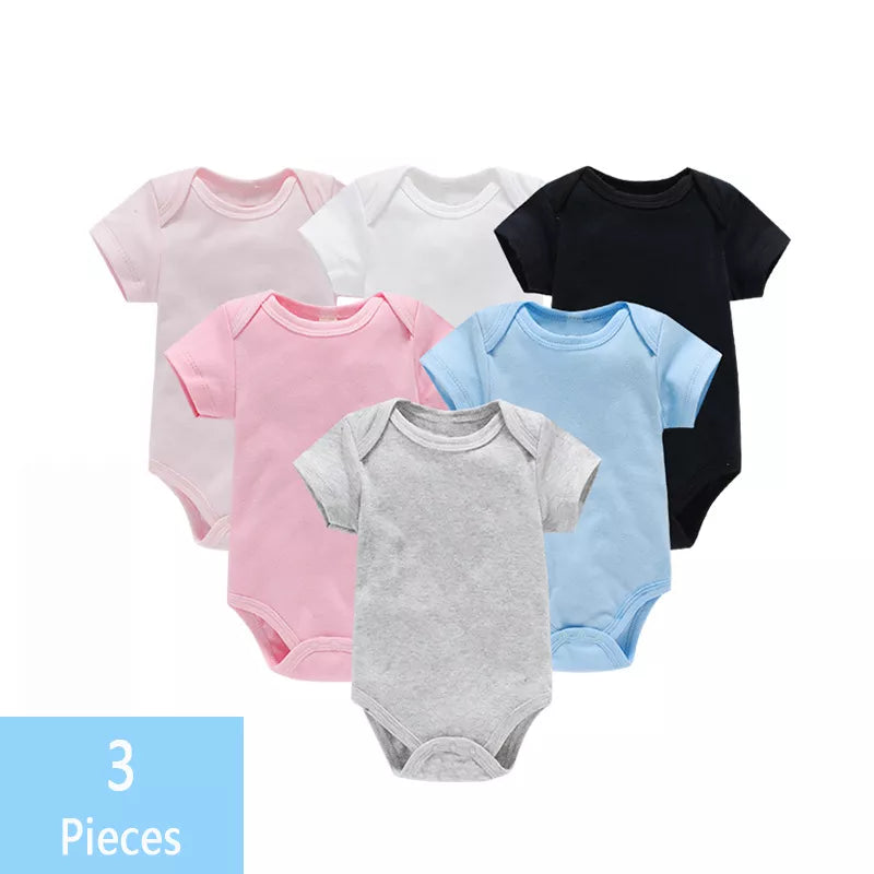 Six grenouillères pour bébé de différentes couleurs (rose, blanc, noir, bleu et gris) sont exposées. Fabriqués à partir de coton doux, ces Lot de Bodies 3 Pièces Pour Bébé Unisexe comportent des fermetures à pression pratiques. L'image comprend une étiquette indiquant « BABY PREMA ».