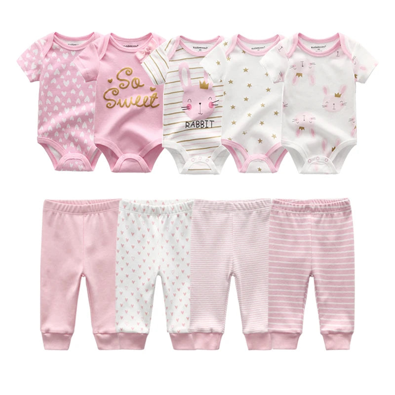 Une collection de vêtements pour bébé *Kit Ensemble Body Pantalons Bébé* de *BABY PREMA* comprenant six tenues aux couleurs pastel. La rangée supérieure comprend des combinaisons roses et blanches avec divers imprimés comme des cœurs, des étoiles, des lapins et le texte « So Sweet ». La rangée du bas présente des pantalons assortis avec des motifs tels que des rayures, des cœurs et des pois en coton doux et respirant.