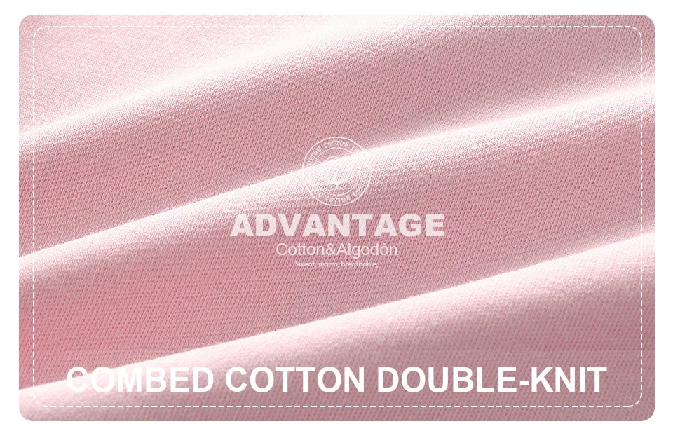 Image en gros plan d'un tissu double maille en coton peigné rose, parfait pour les vêtements bébé, avec les textes "BABY PREMA Lot de 6 Pièces Body Coton Bébé" et "COMBED COTTON DOUBLE-KNIT" affichés dessus.