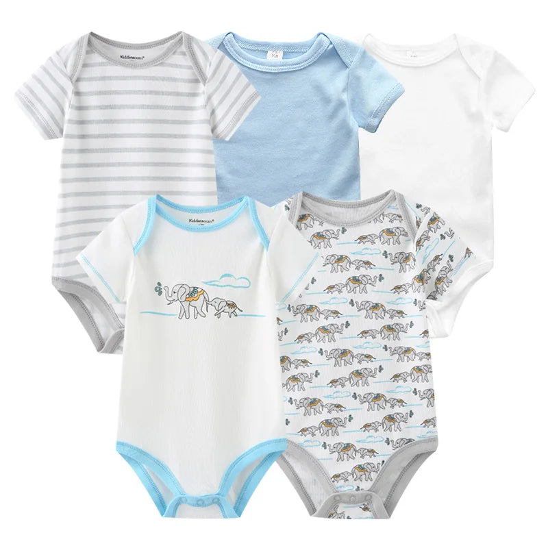 Ensemble de cinq grenouillères pour bébé avec différents motifs, dont des rayures, des couleurs unies, des éléphants et un imprimé safari. Ces Lot 5 Bodys Coton | Les Imprimés Manches Courtes de BABY PREMA sont dotés de boutons-pression pratiques pour un habillage facile.