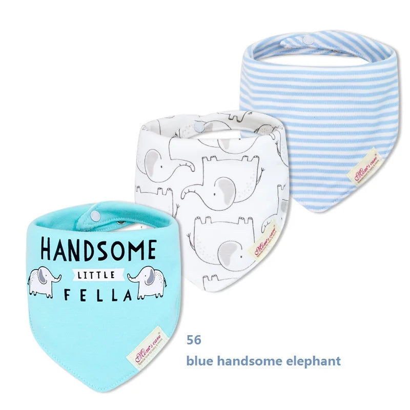 Trois bavoirs bébé sont exposés. L’un est bleu clair avec le texte « Handsome Little Fella » et de petites illustrations d’éléphants. Un autre est blanc avec des éléphants gris et de minuscules points bleus. Le troisième est bleu clair avec des rayures blanches. Ces Lot de 3 pièces Bavoirs Bébé de BABY-PREMA sont fabriqués à partir de coton de haute qualité, assurant confort et durabilité à votre tout-petit.