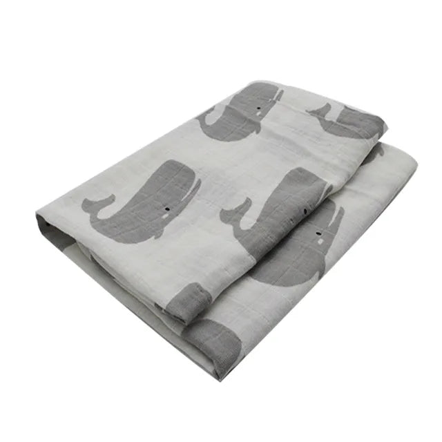 Un tissu gris à motif d'éléphants blancs conçu pour les bébés prématurés exposés à plat - Lange Bébé en Coton et Fibre de Bambou BABY PREMA.